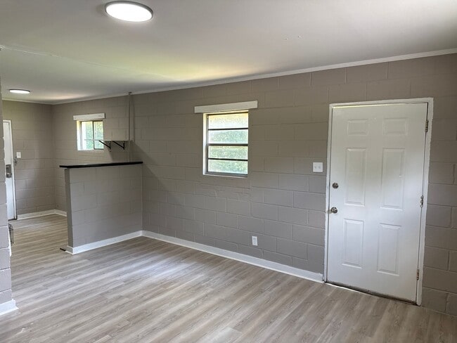 Building Photo - 2 Bed 1 Bath Apartment