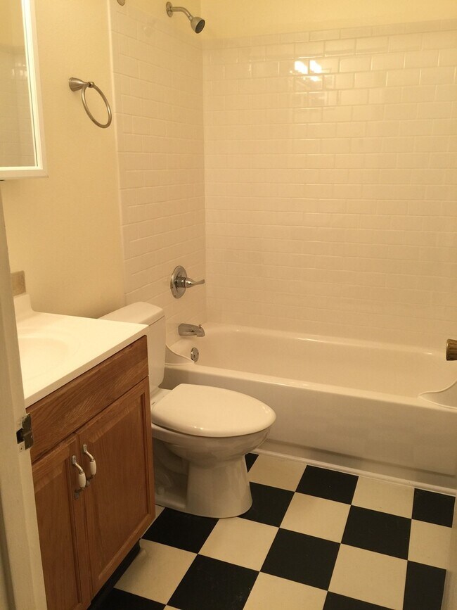 Building Photo - Upper 2bed, hardwoods, dishwasher, on-site...