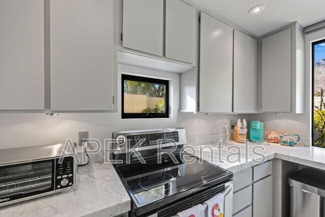 Building Photo - 1317 E Amado Rd