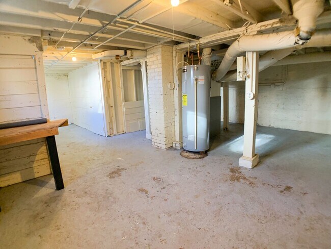 Building Photo - Adorable 3bdrm Home in Great Neighborhood! Lovely Yard!