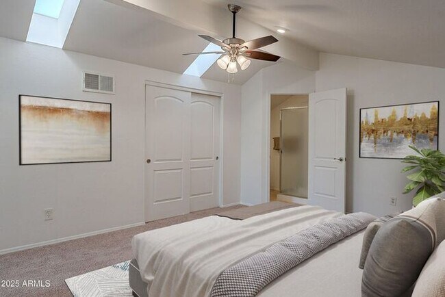 Building Photo - 3-bedroom townhome in great central Phoeni...