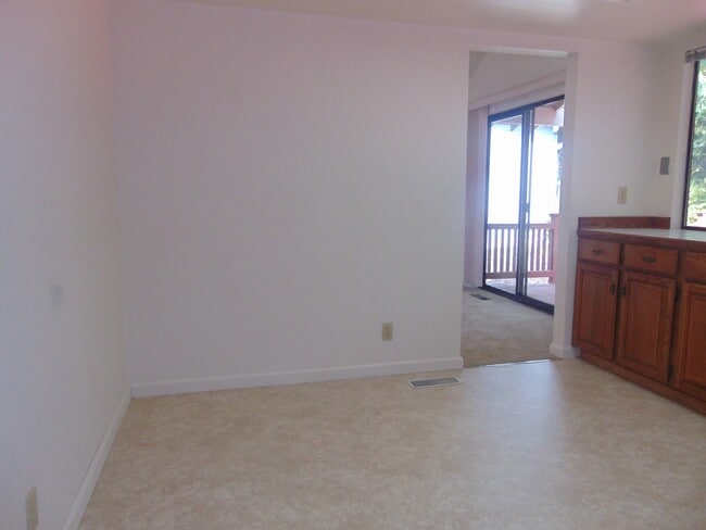 Building Photo - Great 4BR 2.5BA Split Entry Home in Quiet Forest Park Neighborhood