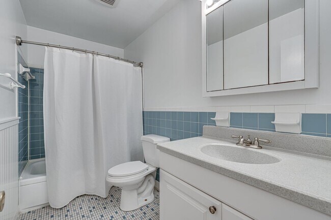 Building Photo - Charming 4 Bed SFH in Alexandria!