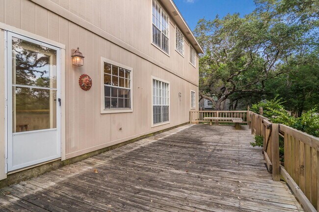 Building Photo - Wonderful 4BR/2.5 Bath in Encino Park -- D...