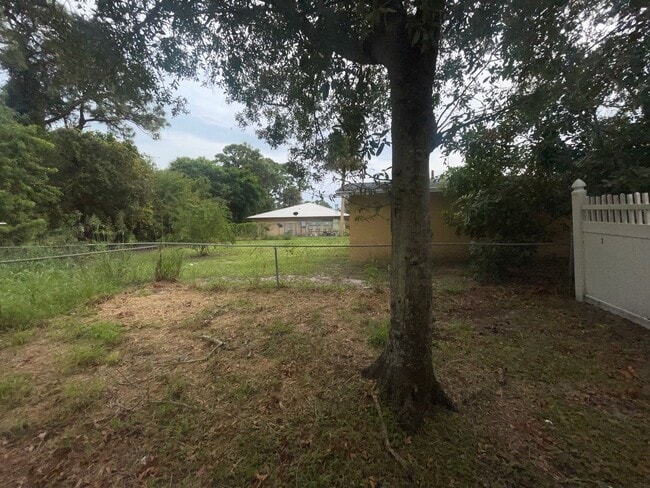 Building Photo - 2/1 FOR RENT in Ft. Pierce - Middle Unit - Triplex