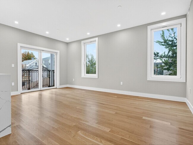 Building Photo - 551 E 7th St