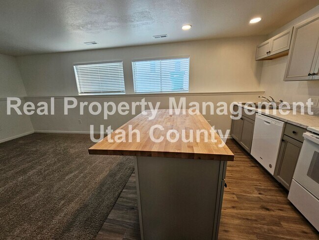 Building Photo - Large Orem Home