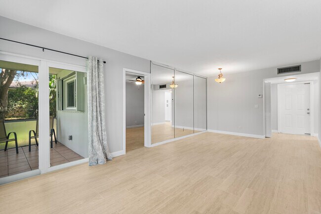 Building Photo - 10249 N Military Trl