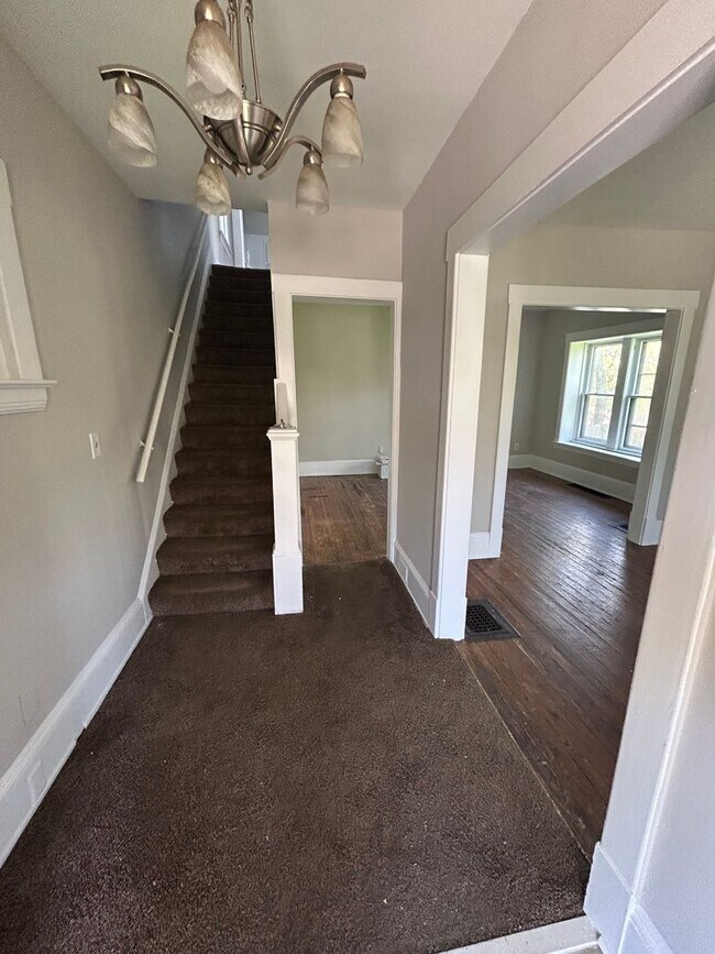 Building Photo - Section 8 Accepted! 3br/1.5ba with 2 Car G...