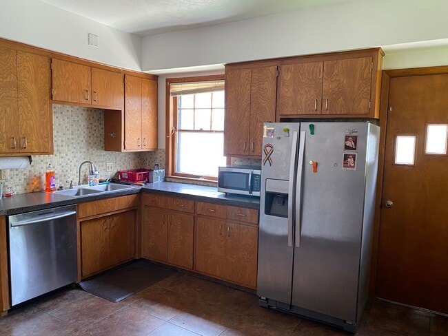 Building Photo - Beautiful 5 Bedroom/2.5 Bathroom Home in Popular Field Club Area