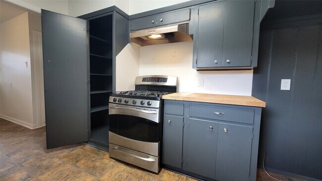 Building Photo - 801 Rosewood Dr