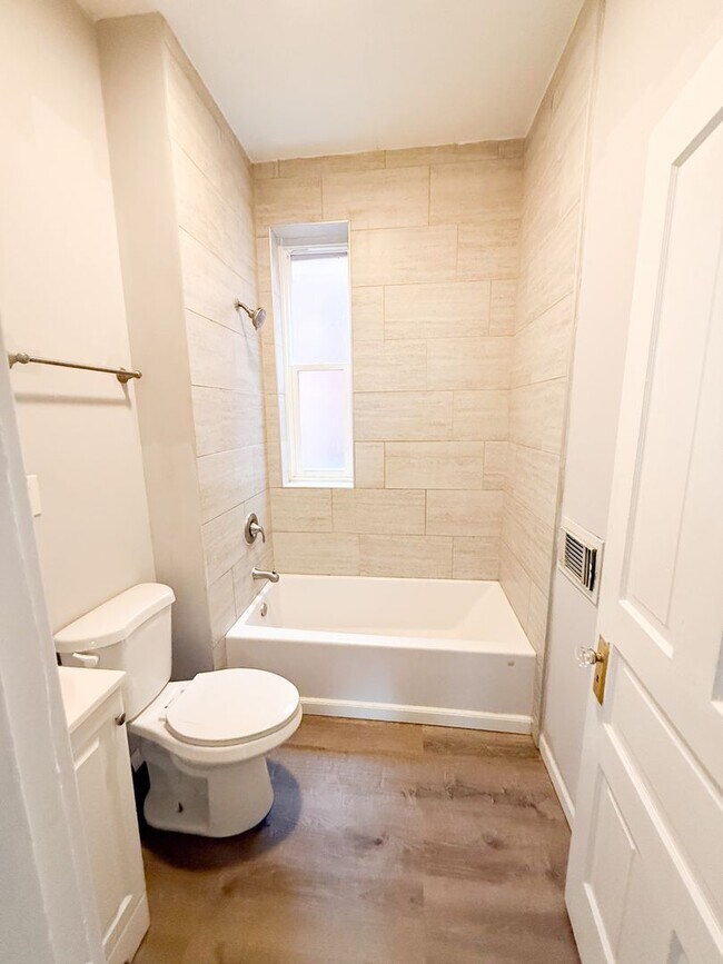 Building Photo - Modern 2 bed/1 bath apartment right off trendy Cherokee Street!