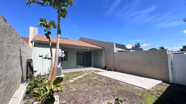 Building Photo - 2 Bedroom/1 Bath Townhome in Orlando!