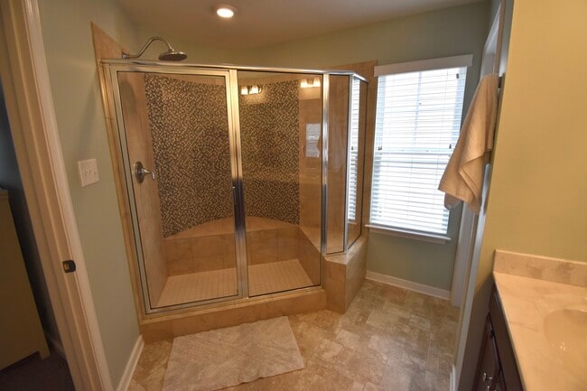 Building Photo - 8043 Rutland Village Dr