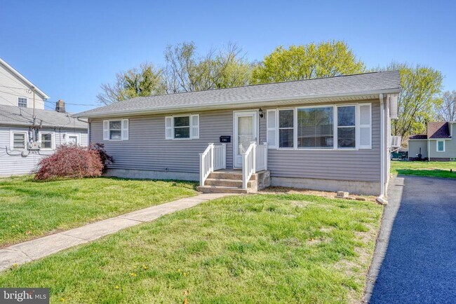 Building Photo - 206 N Main St