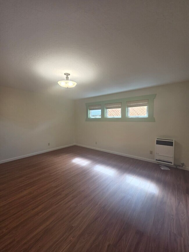 Building Photo - West Side Petaluma Garden Gem - 1 bed 1 bath