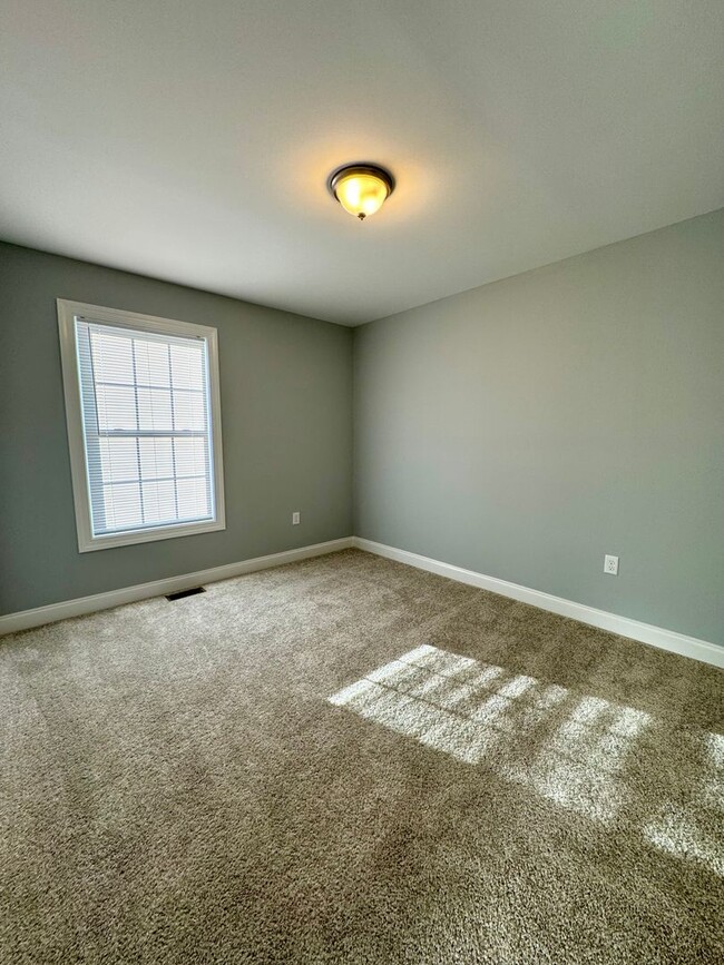 Building Photo - *LIKE NEW!* 3BR/2.5BA Townhouse in Crescen...