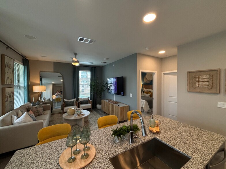 Building Photo - 502 Commercial Lp