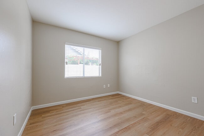 Building Photo - 6519 S Elm St