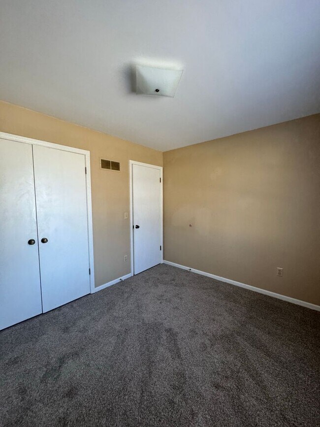 Building Photo - Comfort & Convenience in Shawnee – 3BR Duplex Coming Soon!