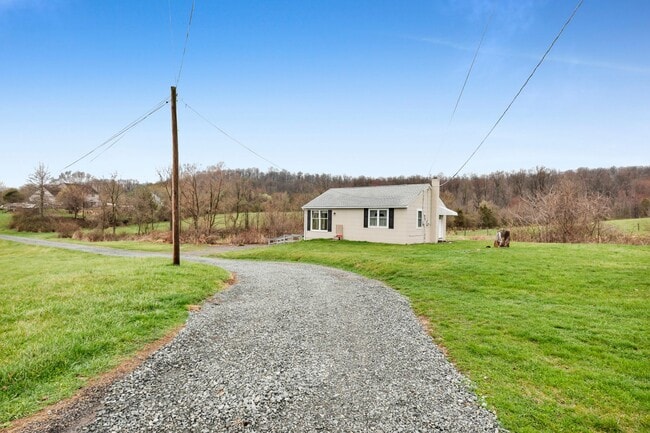 Building Photo - Fully Furnished Bright & Comfortable 1-Bedroom Cottage Available for Rent