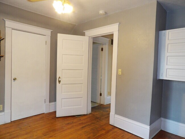 Building Photo - 3 Bedrooms | 2 Bathrooms Near UofM