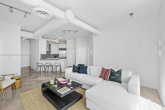 Building Photo - 700 NE 25th St