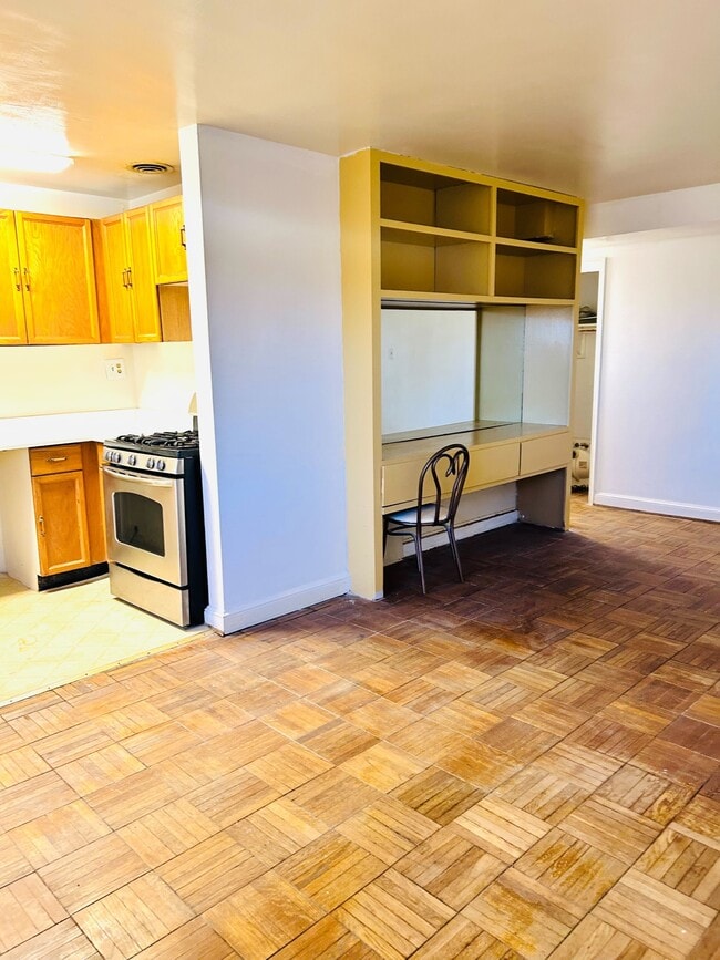 Building Photo - 1577 N Colonial Terrace