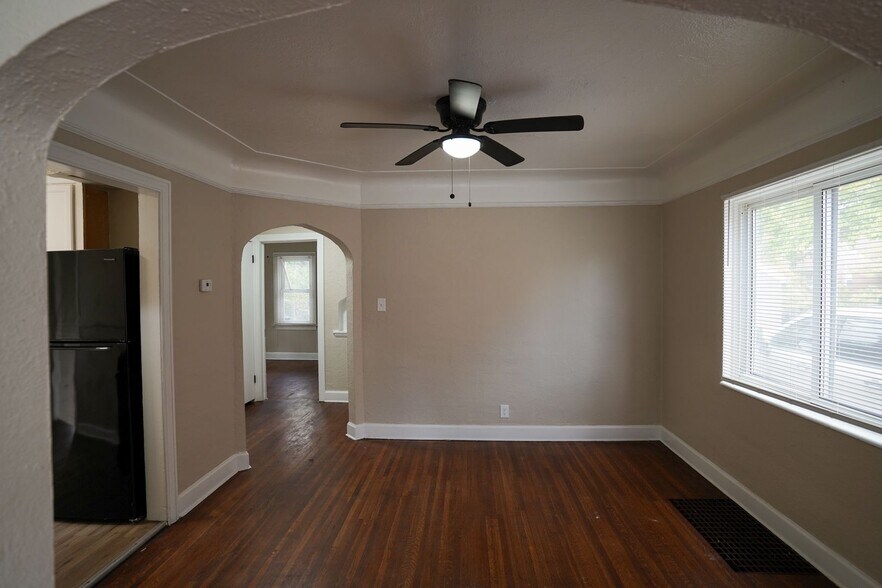 Building Photo - This beautifully updated 3-bedroom, 1-bath single-family home is ready for move-in!