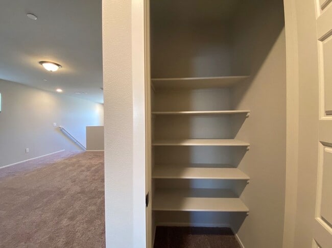 Building Photo - AMAZING GATED 3 BED 2.5 BATH 2 CAR GARAGE !
