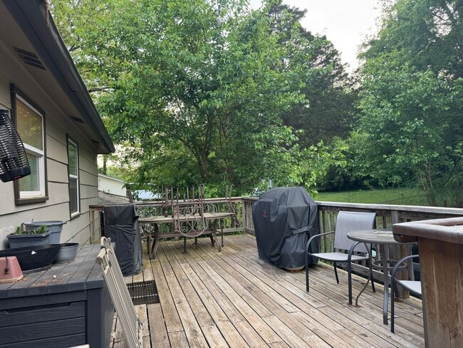 Building Photo - Spacious 4-Bedroom Home with Den, Fenced Yard & 3-Car Garage. Available Late July!
