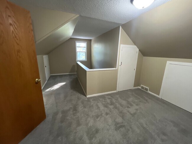 Building Photo - 4 bedroom, 2 bathroom home in the peaceful community of Mahtomedi access to White Bear Lake