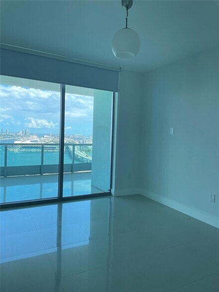Building Photo - 900 Biscayne