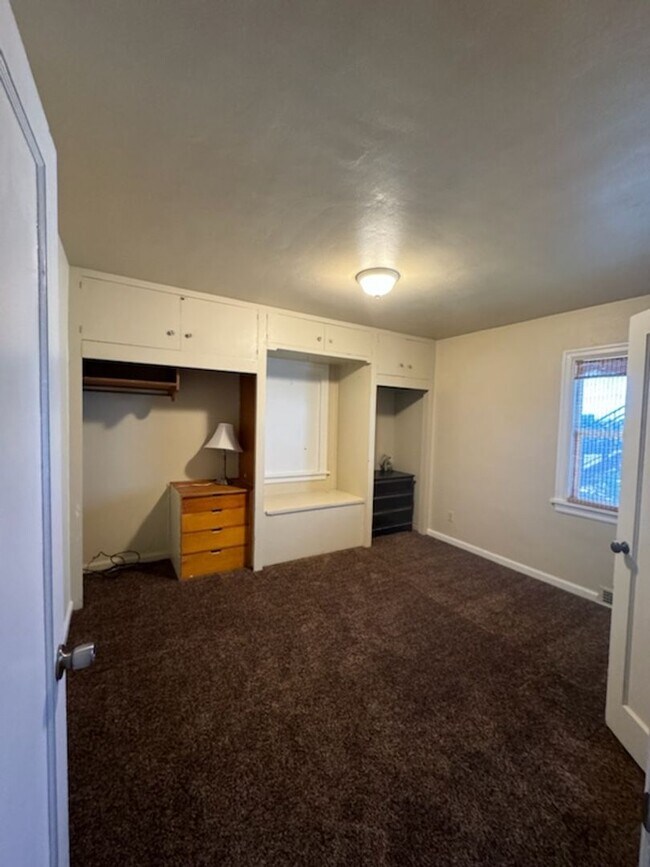 Building Photo - Private Rooms and Apartments Available Near SUU