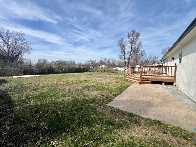 Building Photo - 902 SE G St