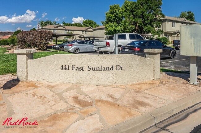 Building Photo - Pet Friendly! 3 Bedroom Single-Level Condo in St. George!