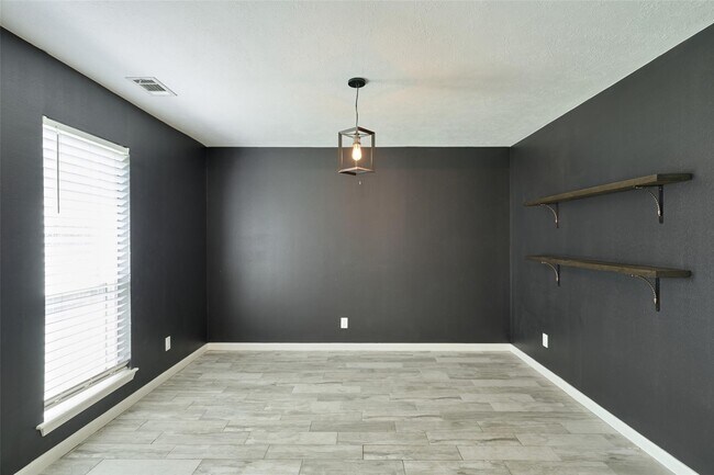 Building Photo - 725 River Plantation Dr