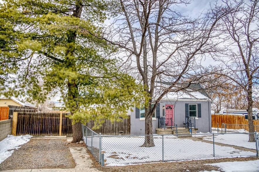 Front yard - 5555 Alcott St