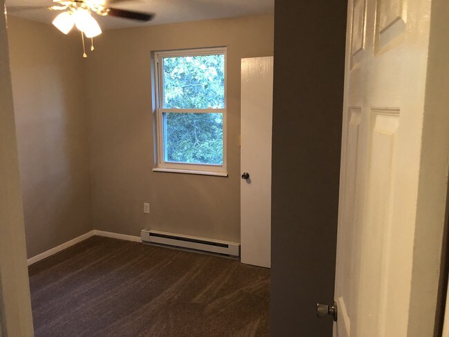 3rd bedroom - 3087 Meadowview Dr