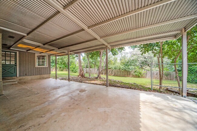 Building Photo - 313 Sagecrest Dr