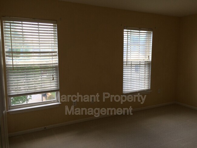 Building Photo - 305 Londonderry Ct