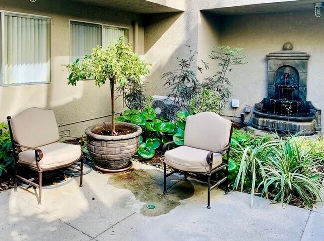 Building Photo - Remodeled Spacious 2BR/2BA in NoHo – Quiet 2nd Floor, Central A/C, 2 Parking Spaces