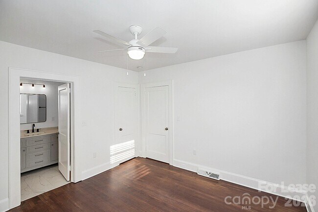 Building Photo - 3121 Kirkland Ave