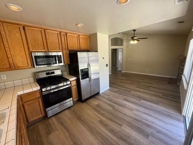 Building Photo - 3 bed / 2 Bath | West Roseville Home Avail...