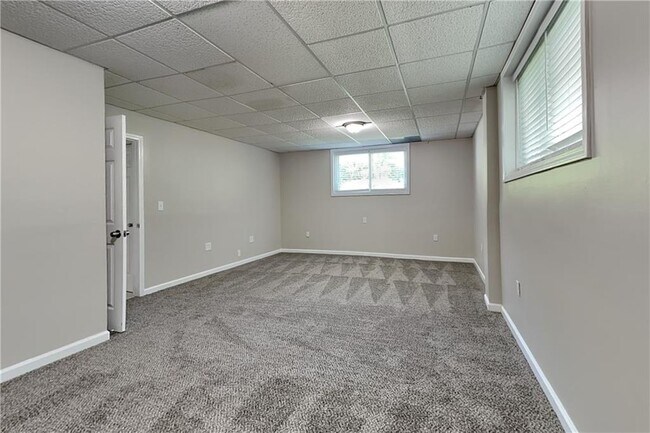 Building Photo - 4 Oak Landing Trail S