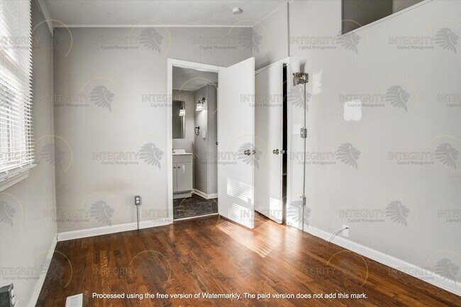 Building Photo - 4809 Farley Ave