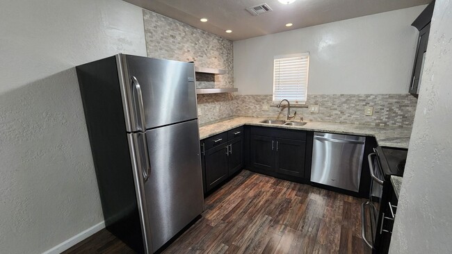 Building Photo - Remodeled 3 bedroom 1 bathroom house in Ed...