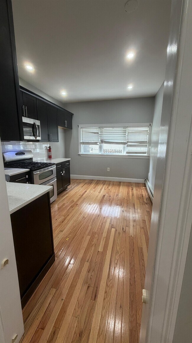 Building Photo - 137A Dekalb Ave