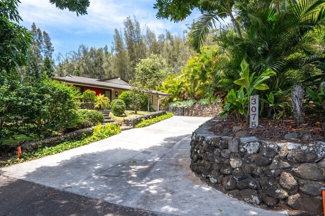 Building Photo - Beautiful Custom Built Home in Wailuku Heights, 2 Bed/3 Bath with Flex Room, Magnificent Ocean/Mo...
