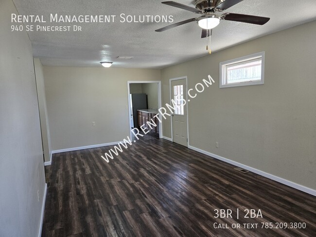 Building Photo - 940 SE Pinecrest Dr